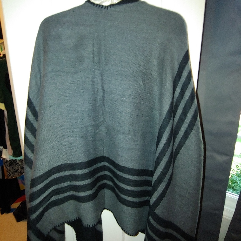 Poncho - Picture 2 of 4